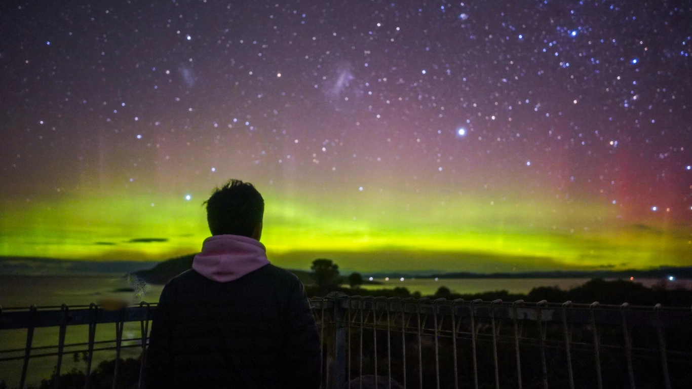 オーロラと満天の星空を眺める私の後ろ姿