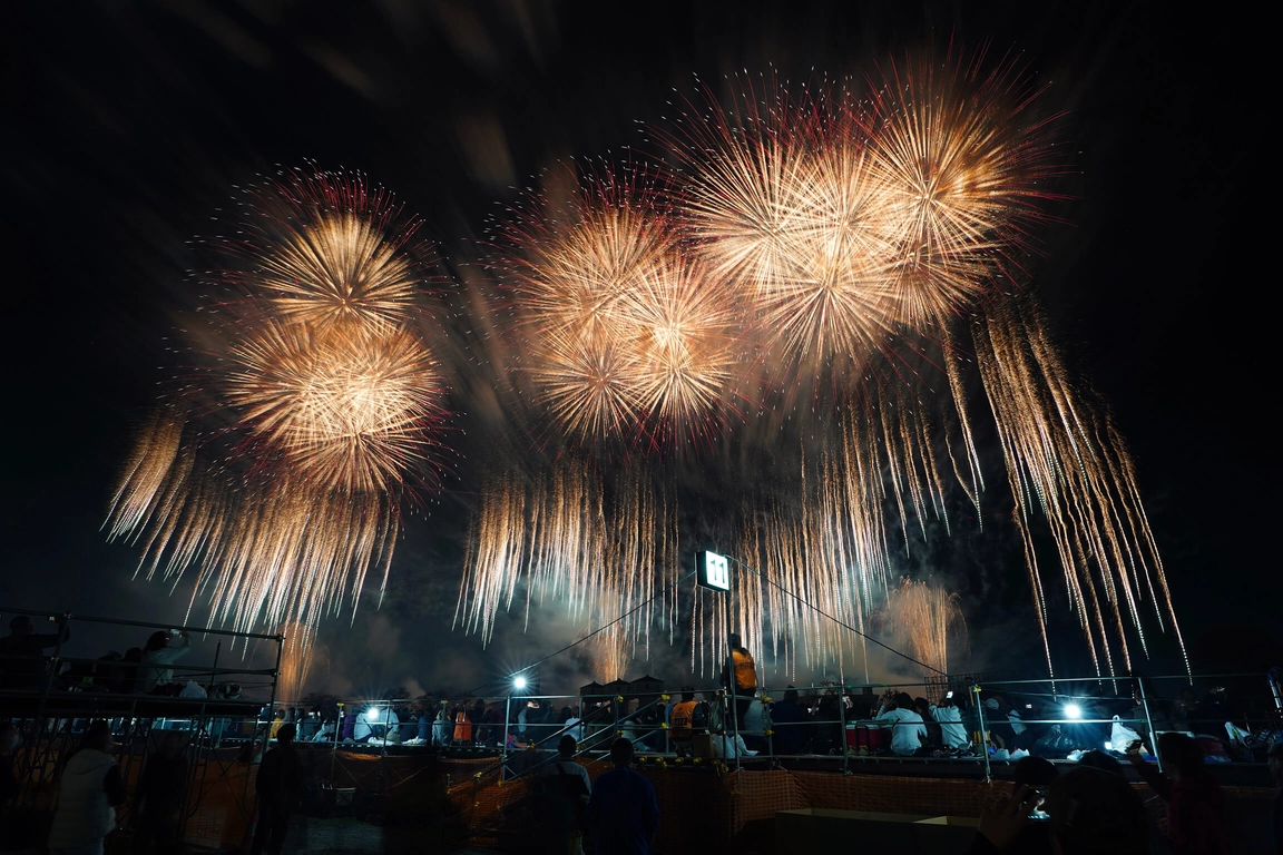 夜空に大輪の花を咲かせる金色の打ち上げ花火