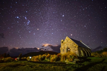 満天の星空の下で照らされる石造りの教会